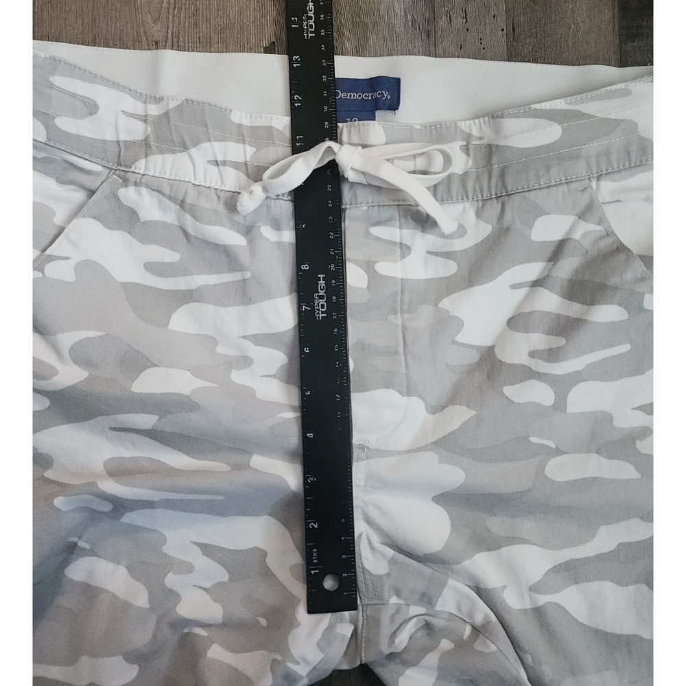 Democracy Shorts Womens 12 Gray Camo High Rise Drawstring Casual BH81489KX2 - Picture 4 of 7